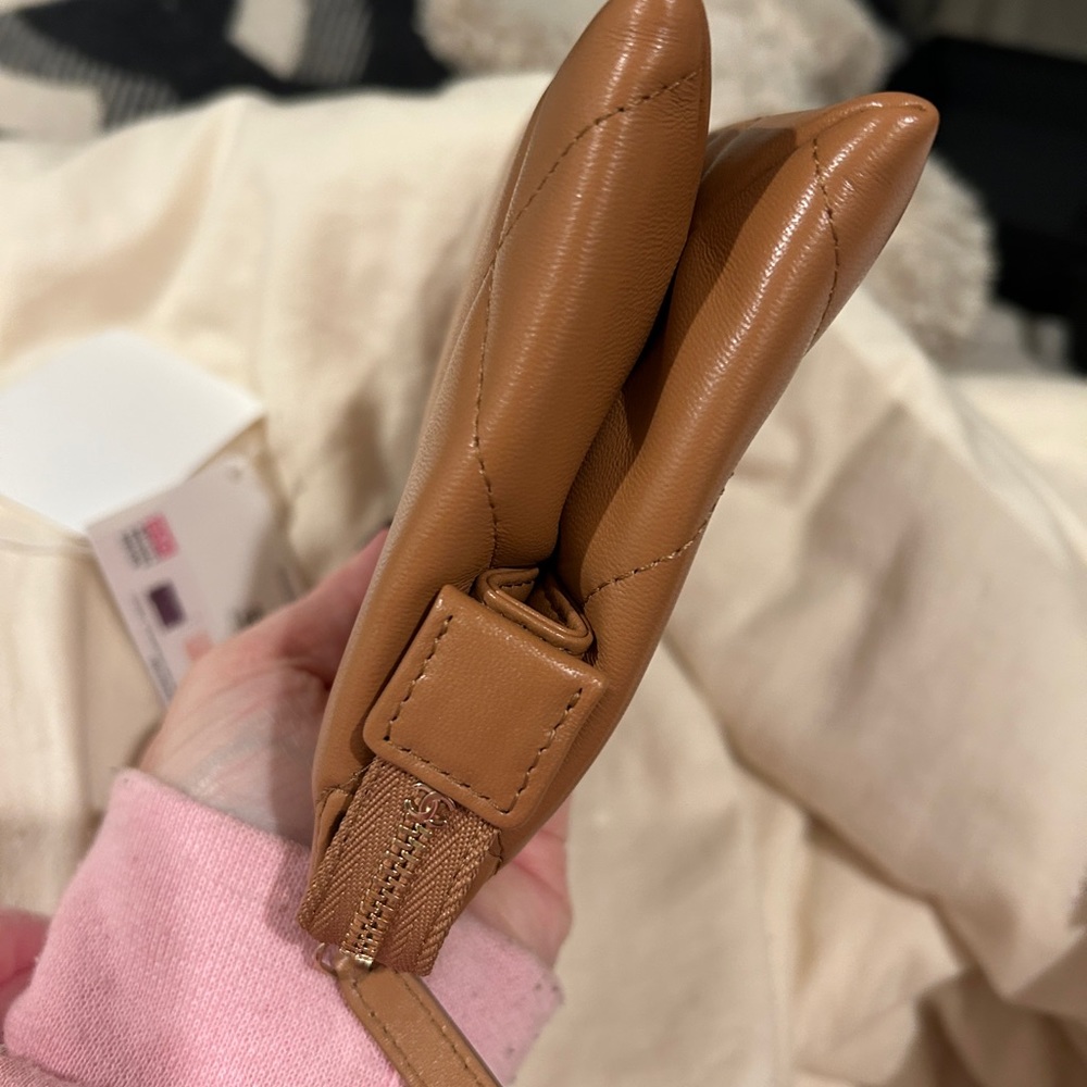 23 Chanel 19 Wristlet brown leather caramel - Picture 4 of 7